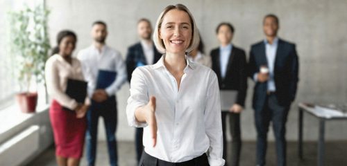 Dall’ascolto alla stretta di mano: come invitare ospiti agli incontri BNI